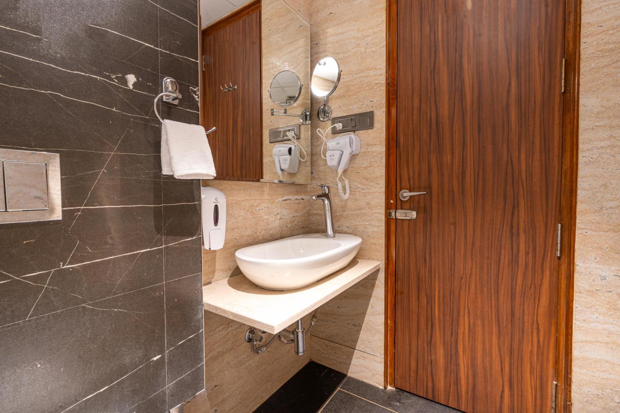 Treebo Premium Heritage Grand -Majiwada Thane Exterior foto